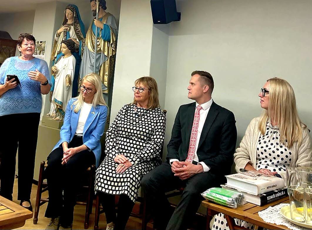 Līdz 15. Saeimas vēlēšanām atlikušas tikai 17 dienas. Deputātu kandidāti steidz uzrunāt un iepazīstināt vēlētājus ar savu partiju programmām.